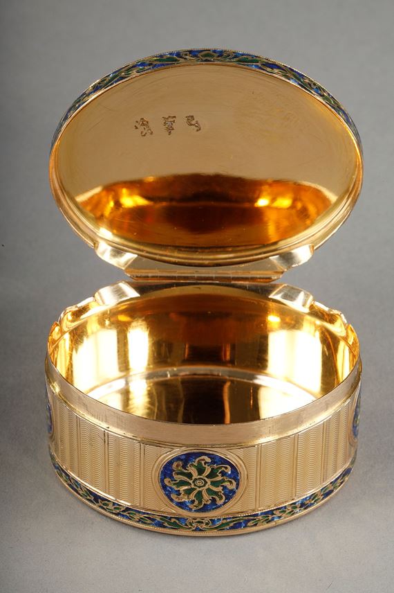 Gold and enamel oval snuffbox | MasterArt